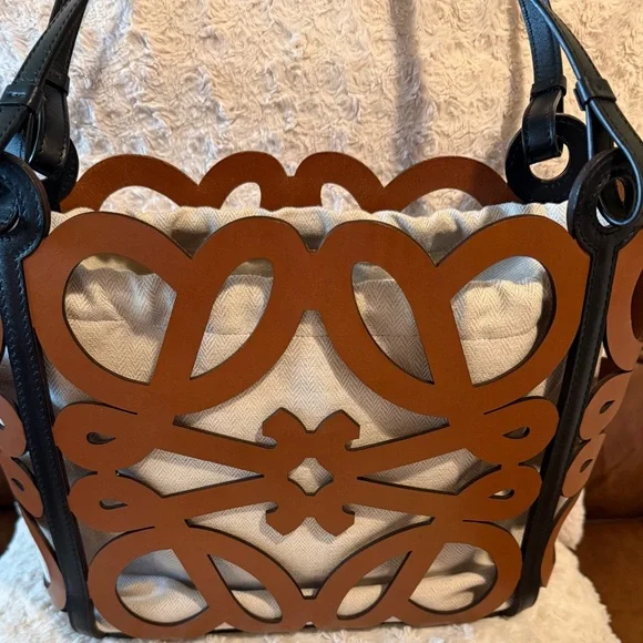 LOEWE AUTHENTIC ANAGRAM CUT OUT TOTE. NWOT. - Picture 2 of 6